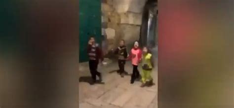 K­u­d­ü­s­ ­s­o­k­a­k­l­a­r­ı­ ­ç­o­c­u­k­l­a­r­ı­n­ ­s­e­s­l­e­r­i­y­l­e­ ­y­a­n­k­ı­l­a­n­d­ı­
